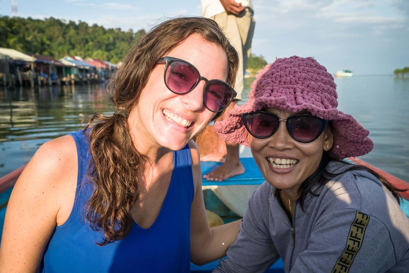 Laura Link mit einer Frau in einem Boot, Kambodscha