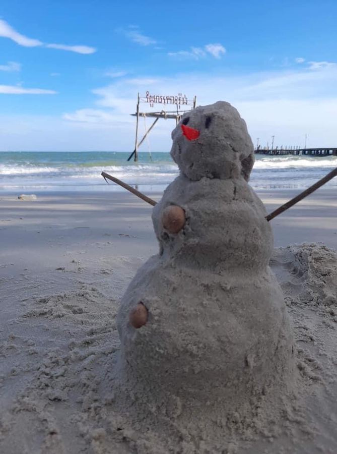 Ein Schneemann aus Sand an einem Strand in Kambodscha